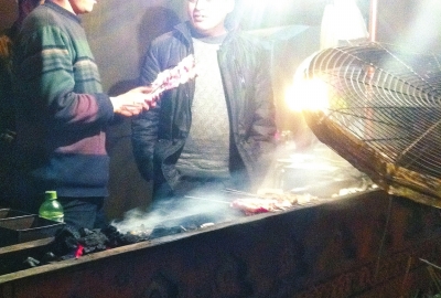 露天燒烤整夜煙熏火燎，路邊居民苦不堪言。