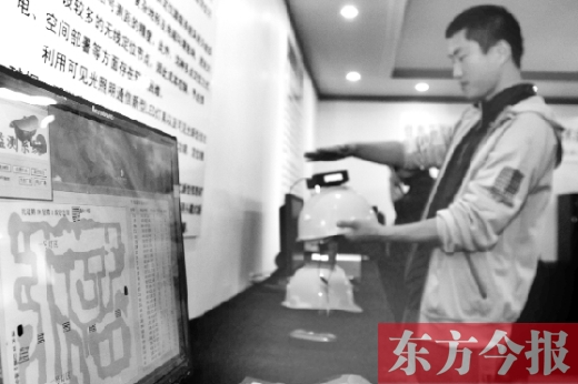 可見光通信技術應用展示會上，參觀者體驗新技術在采礦工具上的應用