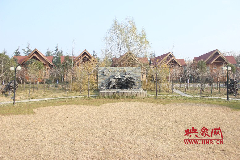 后面就是小別墅，前面是個(gè)廣場(chǎng)