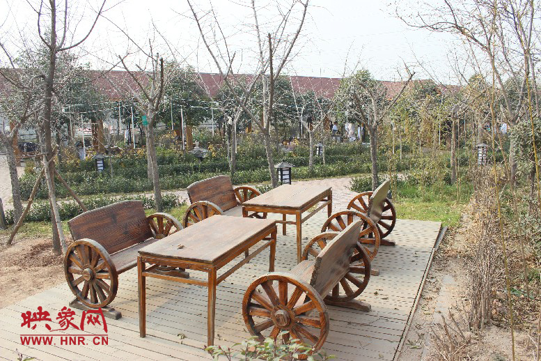 四五成群在這打牌，也是很有味道的一件事