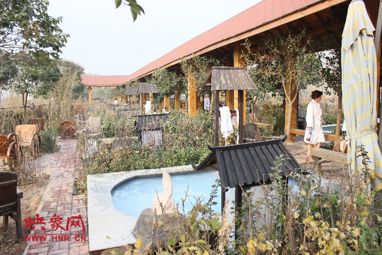 各種小溫泉池，溫度有高有低，每個(gè)池用料不同有各種功效