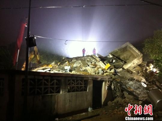 六層民房倒塌現(xiàn)場(chǎng)。何蔣勇　攝