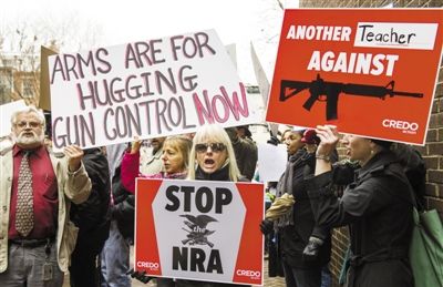12月17日，華盛頓，示威者來(lái)到美國(guó)“全國(guó)槍支協(xié)會(huì)”在國(guó)會(huì)的說(shuō)客辦公室表達(dá)控制槍支的訴求。