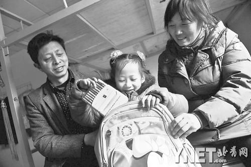 這是范勇一家在北京過(guò)得第二個(gè)春節(jié)，小女兒給記者展示習(xí)總書記送的書。