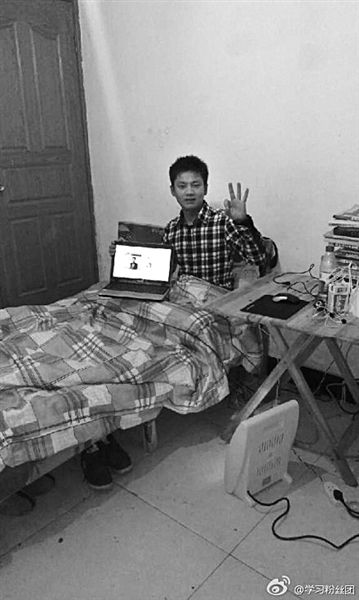 張洪銘在微博上發(fā)了張照片。照片顯示，他居住的屋子主要有一床一桌，寒冬里以電暖器取暖。