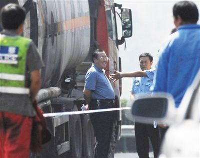 陜西“表哥”楊達(dá)才在車(chē)禍現(xiàn)場(chǎng)。資料圖