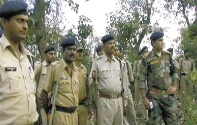 電視畫面顯示，大量警察在案發(fā)地搜查疑犯。