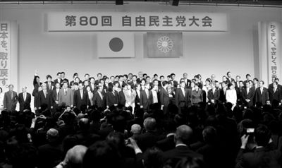 3月17日，日本自民黨黨員在東京出席自民黨年度大會。新華社發(fā)