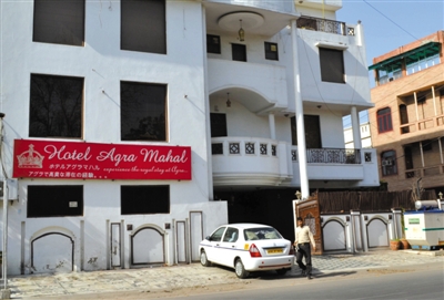 3月19日，印度北部阿格拉，一名英國女游客在旅館住店，有兩人企圖闖入她的房間，因害怕遭到強奸，她從旅