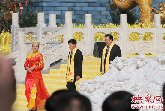 　河南省委書記、省人大常委會主任郭庚茂，河南省省長謝伏瞻敬獻花籃。映象網(wǎng)記者 邵恰 攝