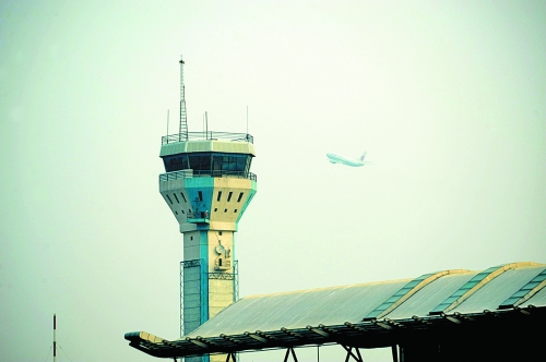 一架飛機(jī)飛過(guò)機(jī)場(chǎng)塔樓 一架飛機(jī)飛過(guò)機(jī)場(chǎng)塔樓