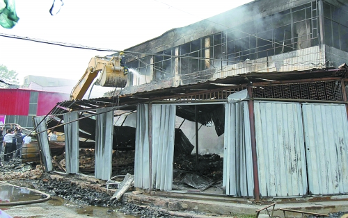 大火燒了近4個(gè)小時(shí)，中牟縣貿(mào)易區(qū)被燒得面目全非。