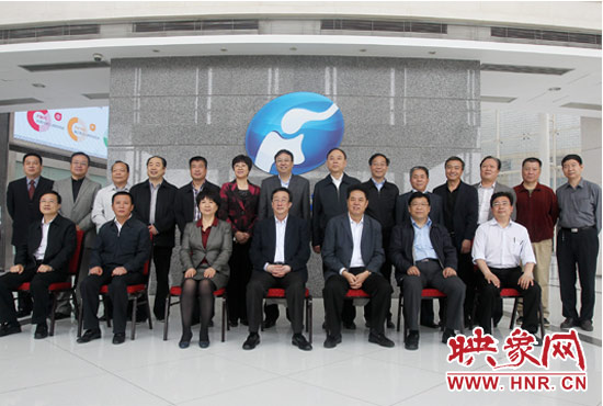 郭庚茂等省領(lǐng)導(dǎo)與省廣電局、河南電視臺(tái)的同志們合影