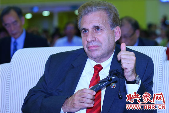 聽到關(guān)于鄭州航空港經(jīng)濟(jì)綜合實(shí)驗(yàn)區(qū)的介紹，約翰.卡薩達(dá)博士豎起了大拇指