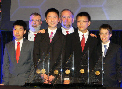 孫嘯秋(右二)與獲得團(tuán)體組冠軍的隊(duì)友任昊淼(前左一)、林浩然(前左二)、Matthew Lipman