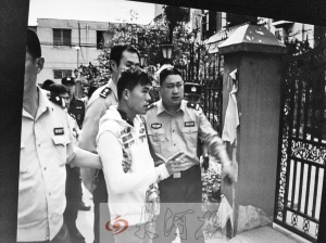 吳強指認(rèn)現(xiàn)場(翻拍),他是高胖雇用的殺手之一。