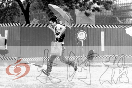 鄭州經(jīng)三路與北環(huán)交叉口處，積水較深，行人們不得不“練輕功”。 記者 白周峰 攝影