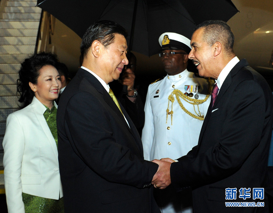 特立尼達和多巴哥總統(tǒng)卡莫納夫婦、總理比塞薩爾等到機場迎接習近平和夫人彭麗媛。饒愛民 攝