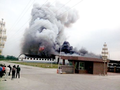 現(xiàn)場(chǎng)濃煙滾滾。