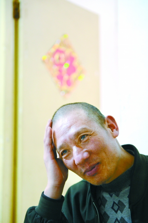 出看守所后,李懷亮的輕松表情越來(lái)越多。