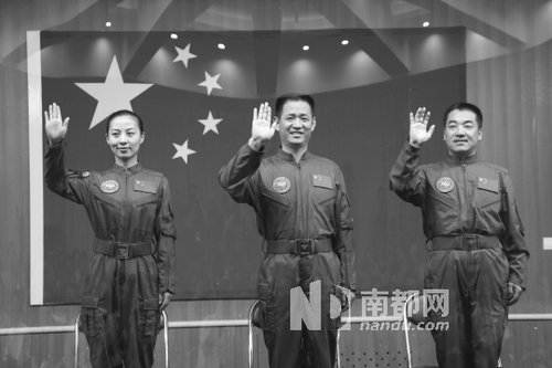 神舟十號(hào)航天員王亞平(左)、聶海勝(中)、張曉光(右)。 新華社發(fā)