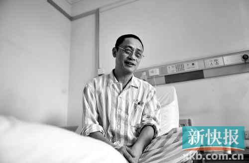 在病床上,趙海濱看起來比原先照片里消瘦了很多,雖然戴著一副近視眼鏡,卻掩飾不住鏡框后面發(fā)黑的眼圈。新快報(bào)記者孫毅/攝