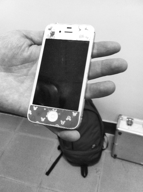 　　小涵的手機(jī)被從書(shū)包夾層中找出