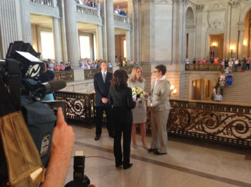 同性伴侶斯蒂爾和克里斯汀在舊金山市政廳舉行婚禮，這是自2008年加州8號(hào)提案通過(guò)以來(lái)，加州的首場(chǎng)同性婚禮。