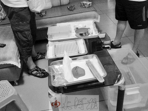 　加工點(diǎn)客廳茶幾上擺放著一些膠囊和尚未灌裝的胎盤(pán)粉末