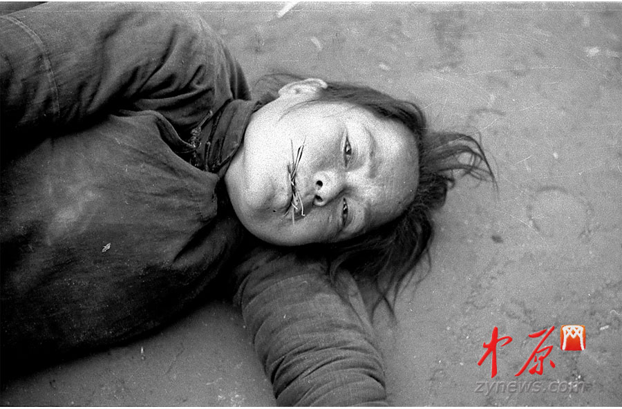 饑荒受災者，她嘴里咬了幾根草