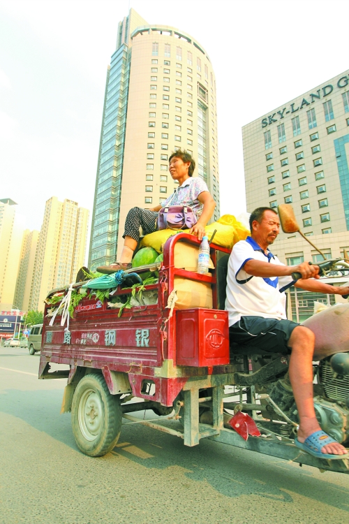 多賣瓜，瓜農(nóng)在烈日下奔波忙碌。