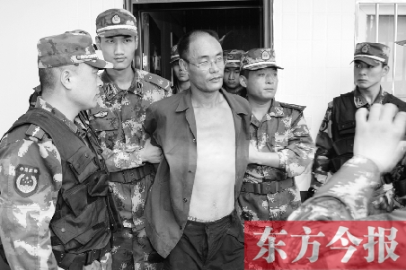 7月27日13時(shí)50分許，駐馬店市西平縣的“7·25”連環(huán)殺人案犯罪嫌疑人丁金華（左三）在禹州落網(wǎng)