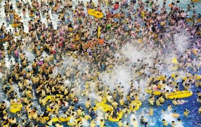 29日，湖北省武漢市，近日江城暑熱難解，人們紛紛前往水上樂園解暑，由于人數(shù)眾多，形成了“下餃子”的壯觀場(chǎng)面。圖/CFP