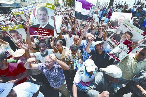 16日，穆爾西的支持者進(jìn)行“憤怒的星期五”大游行，抗議軍方清場行動造成嚴(yán)重人員傷亡。