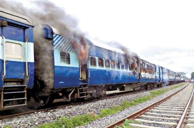 19日，撞人的火車被民眾點燃。