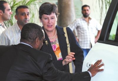 24日，聯(lián)合國(guó)副秘書(shū)長(zhǎng)凱恩（右二）抵大馬士革。新華社發(fā)