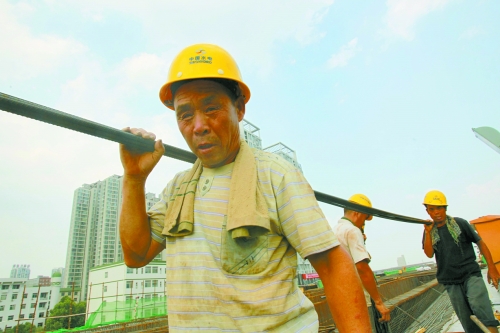 農(nóng)民工工作辛苦，權(quán)益理應(yīng)有保障。