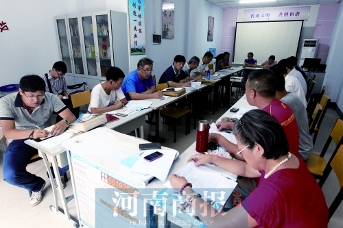 消費(fèi)者代表和旁聽人員走進(jìn)社區(qū)，聽取市民關(guān)于鄭州地鐵的意見和建議