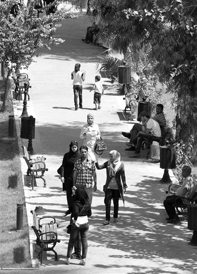 9月5日，敘利亞首都大馬士革，市民在街頭的一處公園內(nèi)散步。