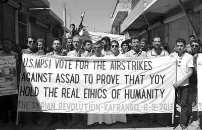 6日，敘利亞西北部的民眾打出橫幅，要求美國(guó)對(duì)敘動(dòng)武。