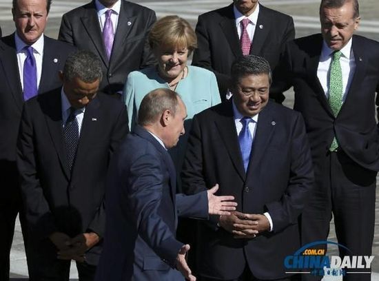 奧巴馬低頭不看普京，普京也閉眼做鬼臉并攤手表無奈。