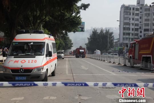 救護(hù)車現(xiàn)場(chǎng)待命?！「邩s權(quán)　攝