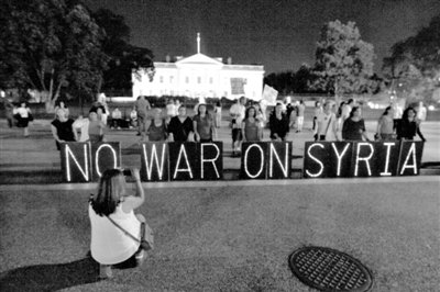 10日，華盛頓，美國(guó)反戰(zhàn)民眾在白宮前抗議對(duì)敘動(dòng)武。