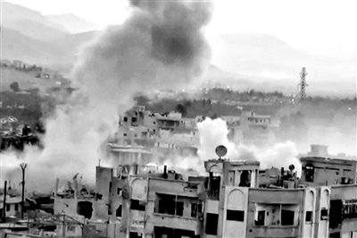 　10日公布的視頻顯示，敘利亞大馬士革地區(qū)，樓房遭重型火炮襲擊，現(xiàn)場(chǎng)濃煙滾滾。