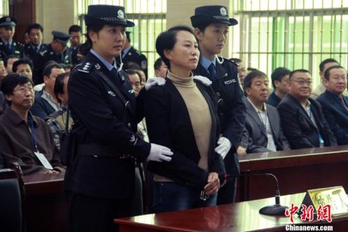 9月24日上午8時(shí)30分，陜西“房姐”龔愛(ài)愛(ài)涉嫌偽造、買(mǎi)賣(mài)國(guó)家機(jī)關(guān)證件一案，在陜西靖邊縣人民法院公開(kāi)