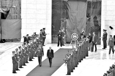 2012年11月27日，開棺檢驗(yàn)阿拉法特尸骨后，巴方為其舉辦重新安葬儀式。