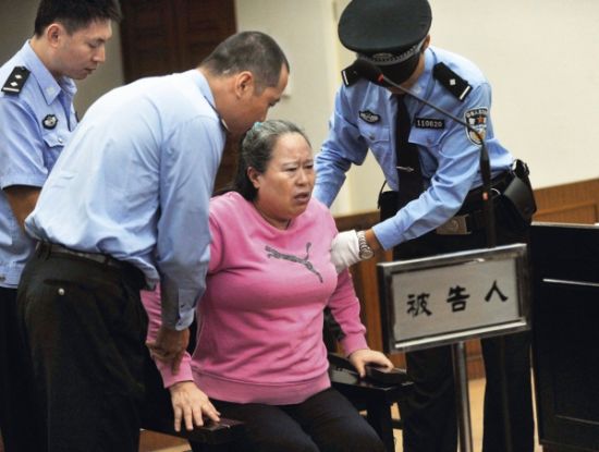9月24日，在公訴人宣讀起訴書時(shí)，丁書苗因身體不停顫抖一度站立不穩(wěn)，被法警扶住