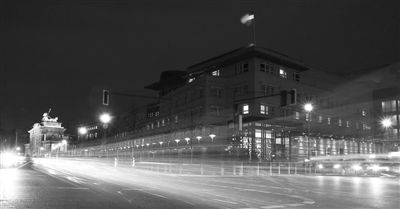 美國(guó)駐德國(guó)大使館夜景，這里被懷疑設(shè)有監(jiān)聽(tīng)站。