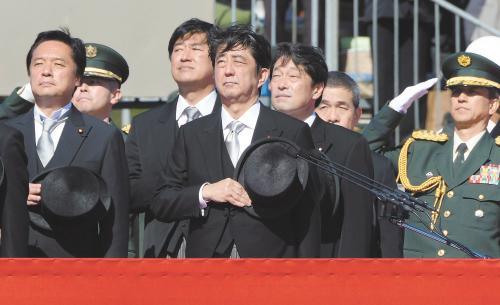 　27日上午，日本首相安倍晉三在琦玉縣的自衛(wèi)隊(duì)朝霞訓(xùn)練場(chǎng)出席陸上自衛(wèi)隊(duì)年度閱兵式