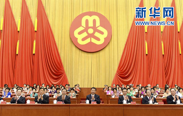 習近平、李克強、張德江、俞正聲、劉云山、王岐山、張高麗等在主席臺就座，祝賀大會召開。